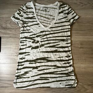 American Eagle Outfitters S/P v-neck tshirt